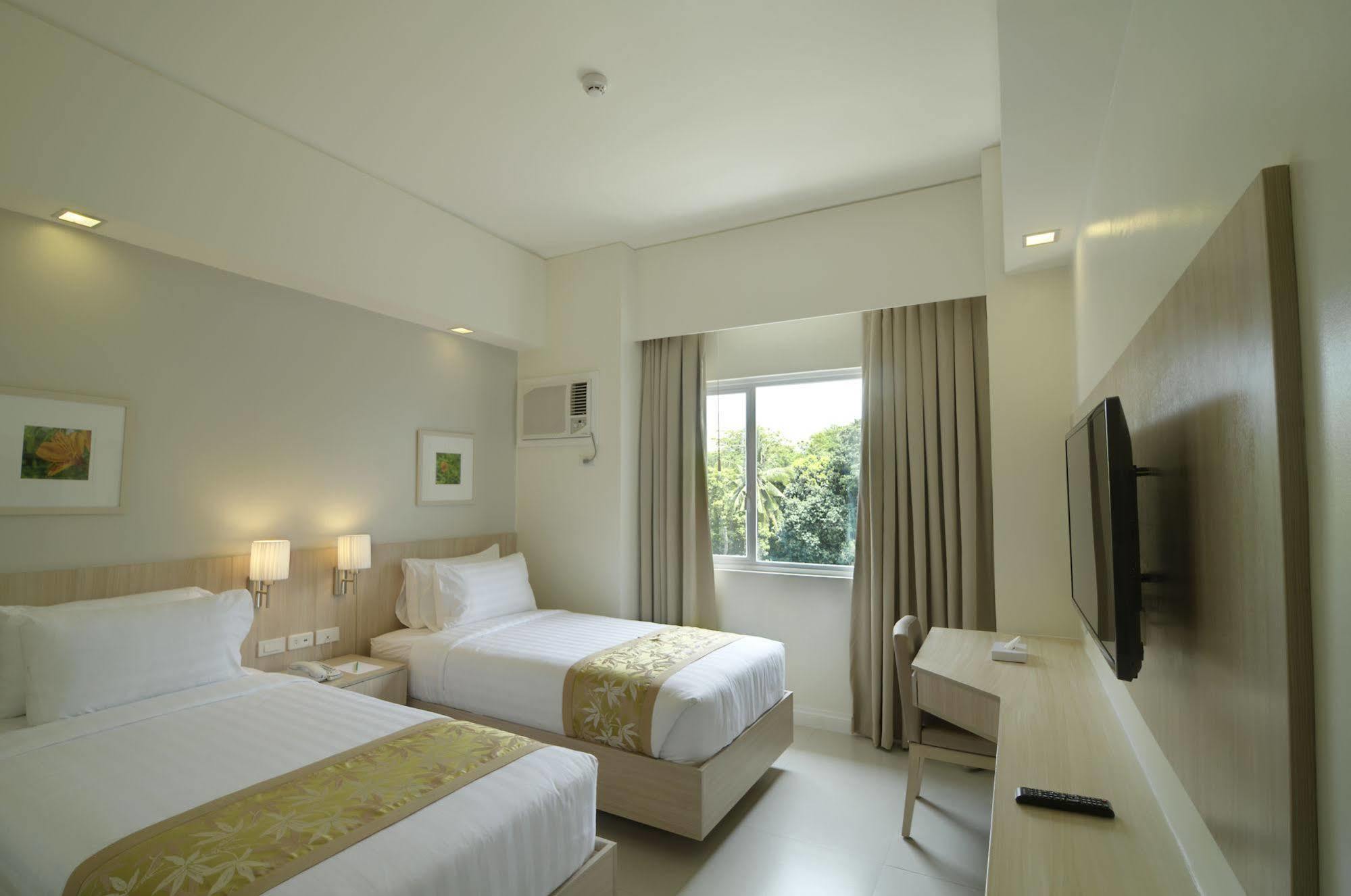 Zerenity Hotel & Suites Cebu Exterior photo